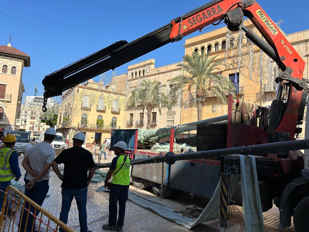 Los trabajos desarrollados este lunes en la Plaça de Baix para instalar el soporte de las luminarias.