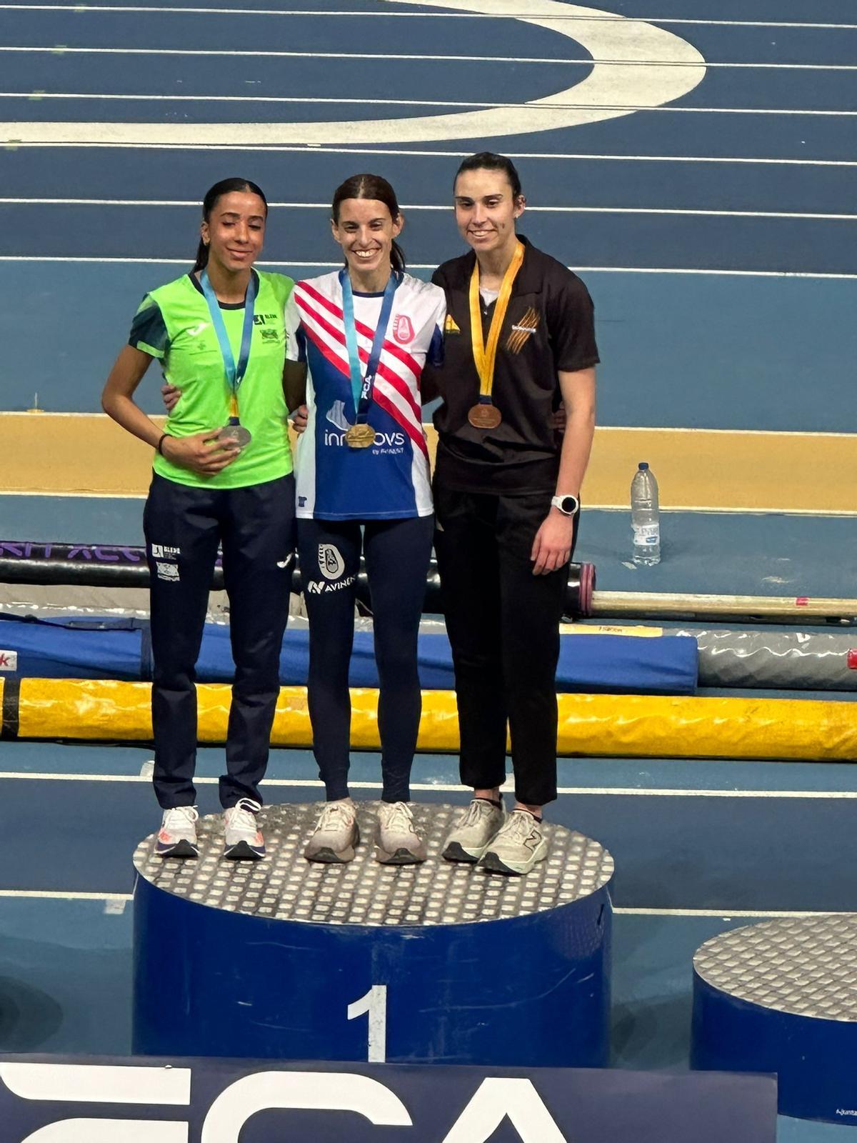 Marina Guerrero, al centre del podi dels 1.500 metres llisos