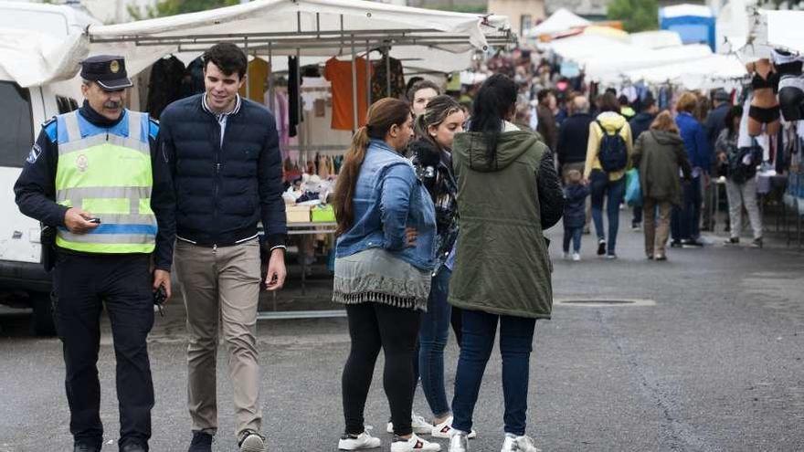 Gonzalo Louzao, durante una visita al mercado, en junio, por un cambio de ubicación. //Bernabé/Cris M.V.