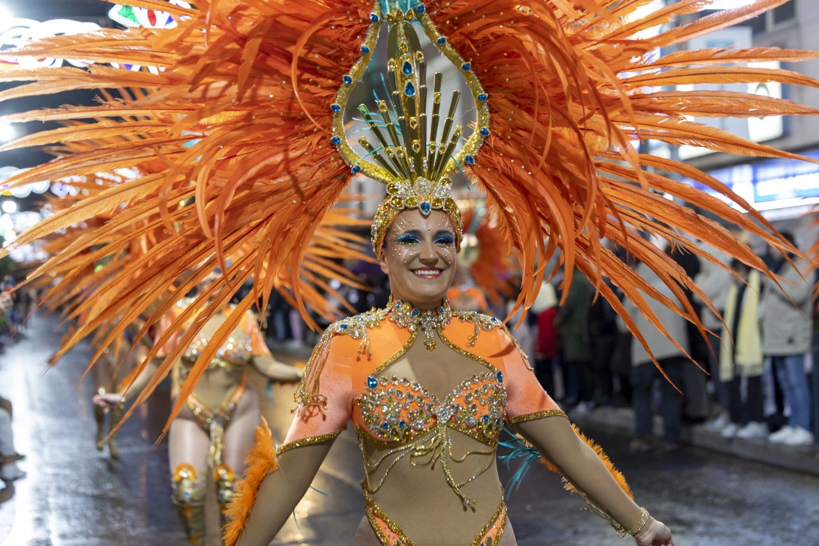 Aquí las mejores imágenes del desfile nocturno del Carnaval de Torrevieja 2025 que salió a la calle desafiando el viento y la lluvia