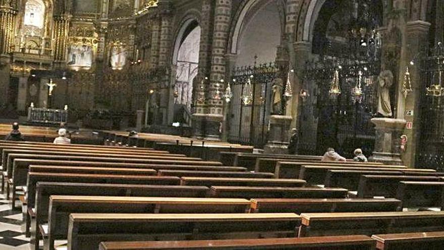 Poques persones a l&#039;interior del temple montserratí, ahir