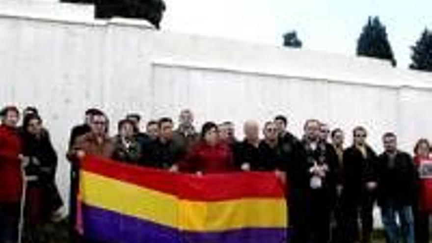 Varios colectivos reivindican ante la tapia del cementerio viejo que se conserve