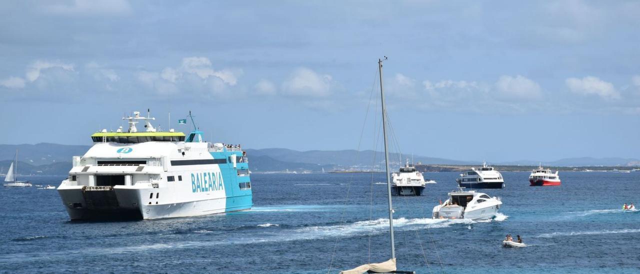 Cuatro barcos esperan para entrar en el puerto de la Savina en agosto 2021.