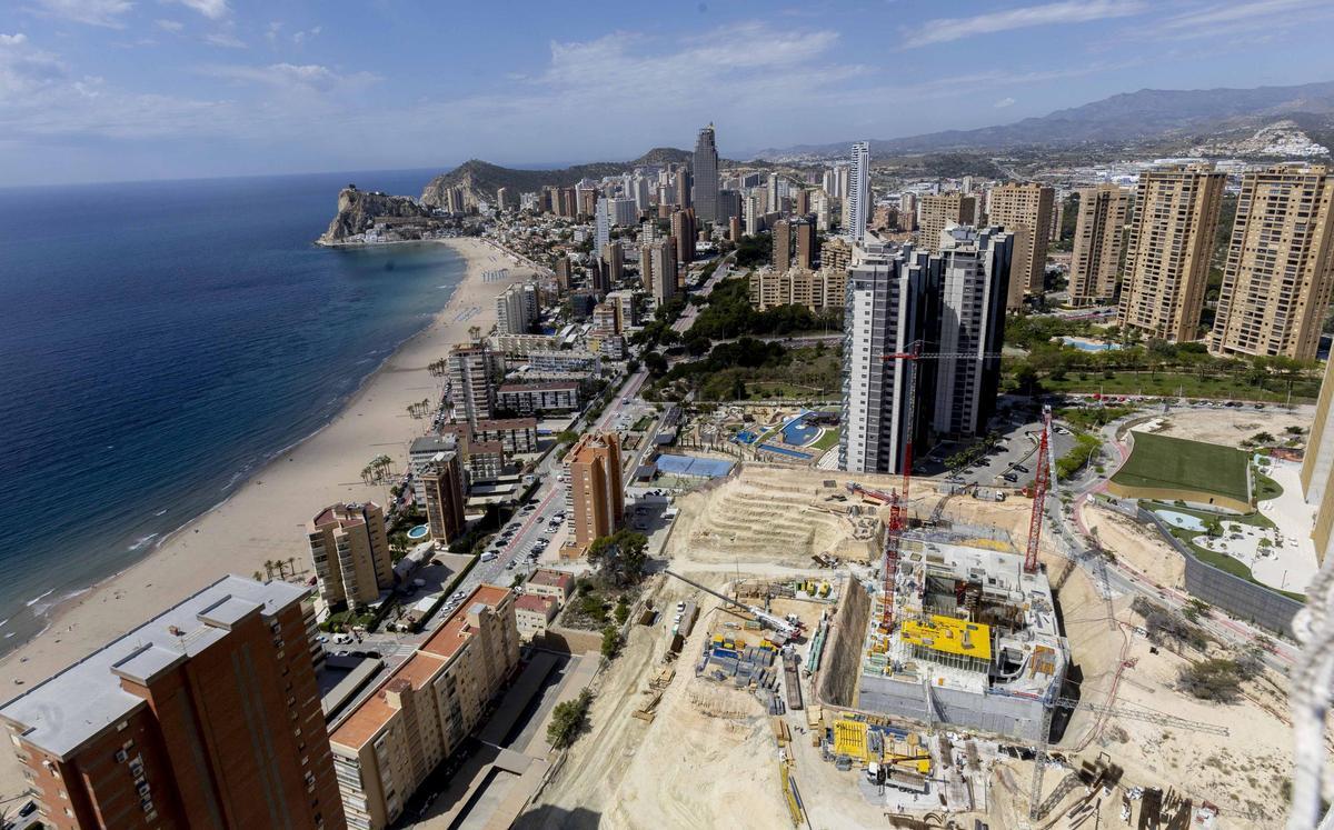 Benidorm sienta la base del rascacielos residencial más alto de Europa Benidorm sienta la base del rascacielos residencial más alto de Europa