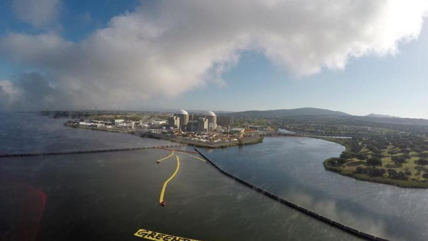 Greenpeace reclama el cierre de Almaraz desplegando una gran flecha flotante