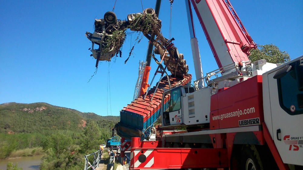 Retirada d'un camió accidentat a la C-55