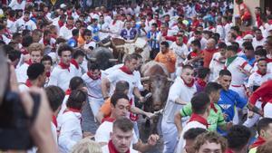San Fermín.- Los toros de José Escolar protagonizan un masificado y accidentado encierro