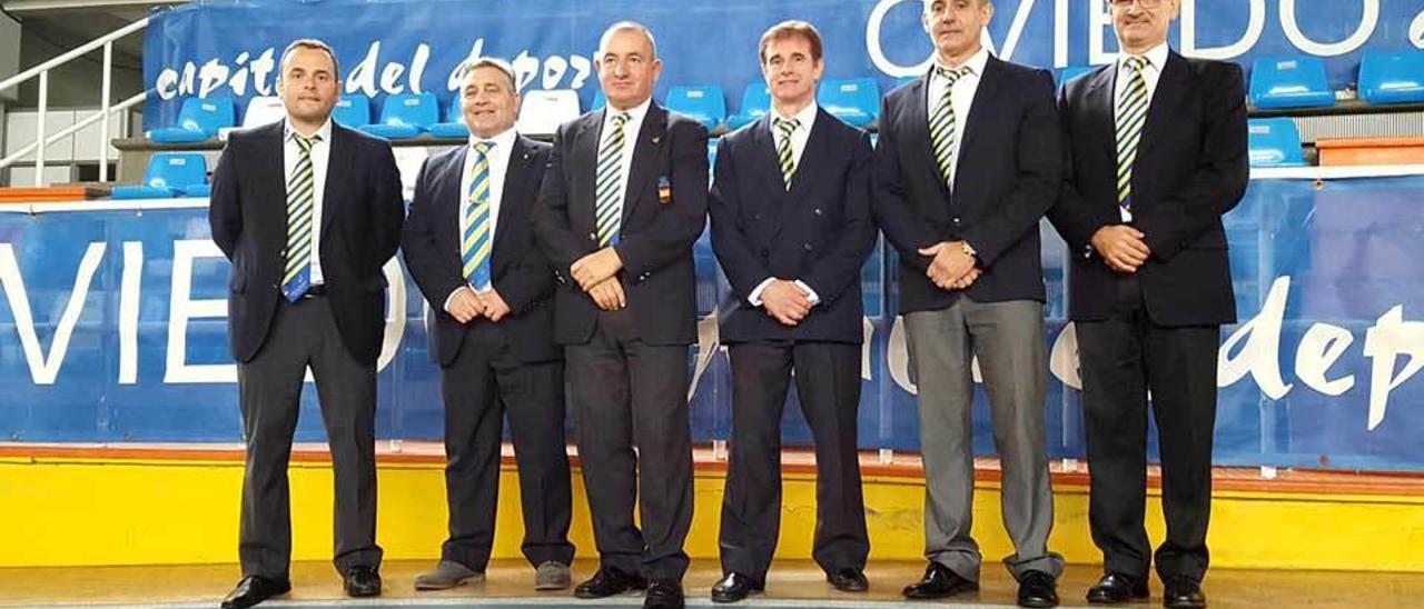 Los miembros del tribunal examinador de la prueba de grados de kárate.