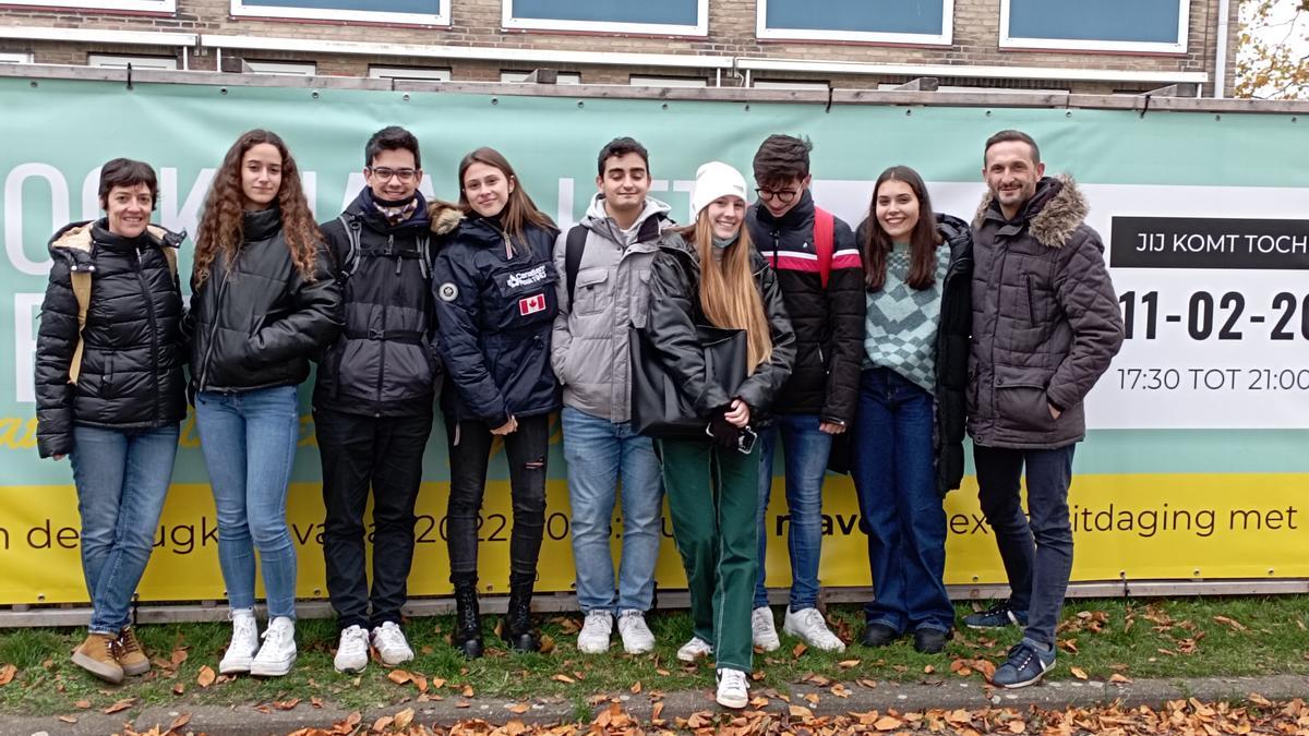 El grupo de siete estudiantes y dos docentes del IES La Azucarera que ha viajado al norte de Europa.