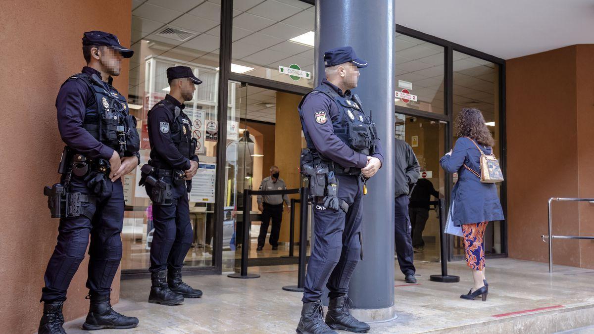 Beamte der Nationalpolizei bewachen den Eingang zum Gericht in Palma.