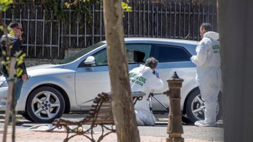 Guardias civiles inspeccionan el vehículo en el que Mercedes fue víctima del tiroteo.