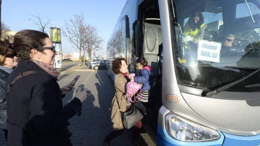 Los niños del Raval ya van al cole en bus