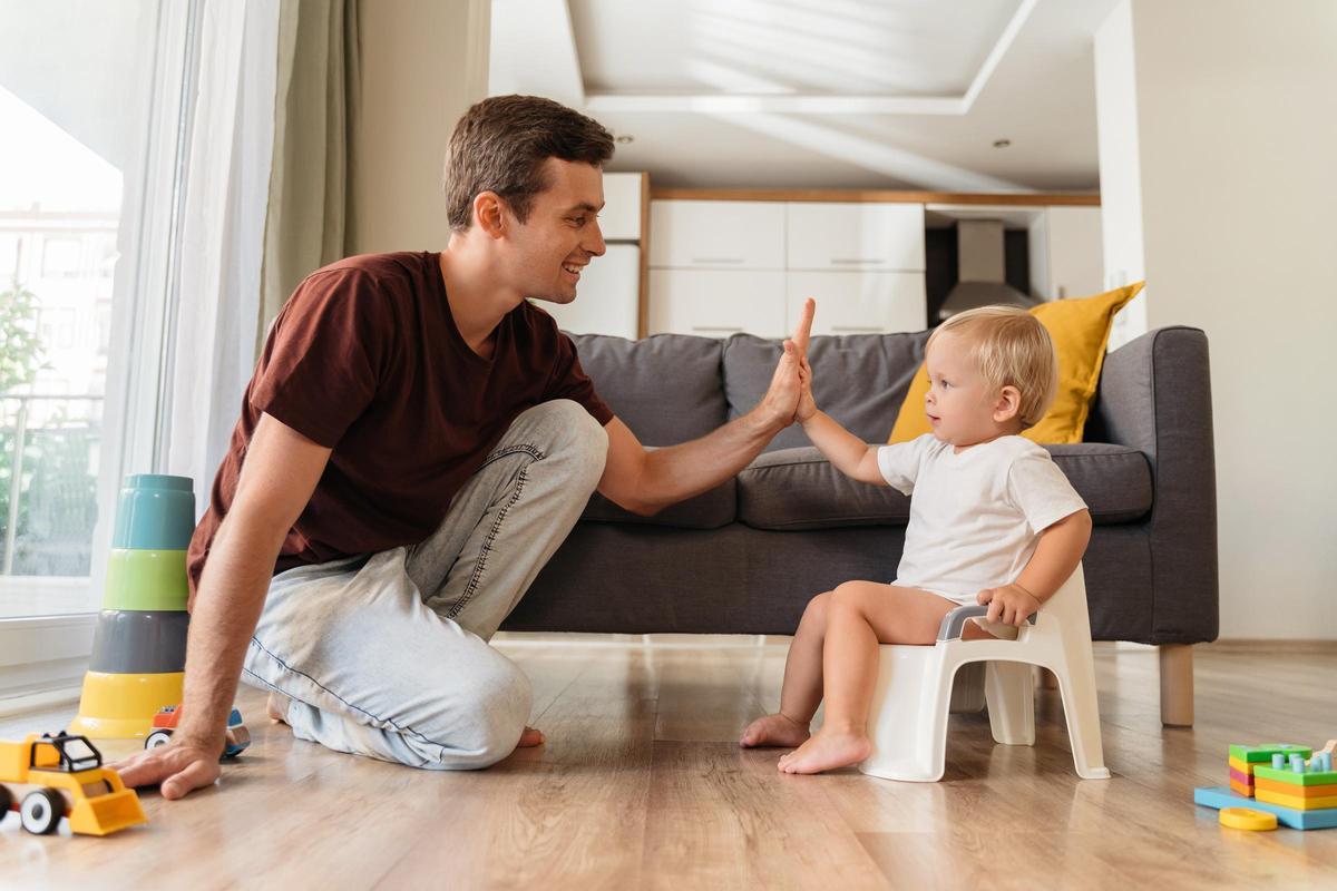 Un padre juega con su hijo.