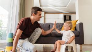 Un padre juega con su hijo.