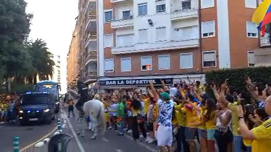 Impresionante recibimiento al autobús de Colombia en Mestalla