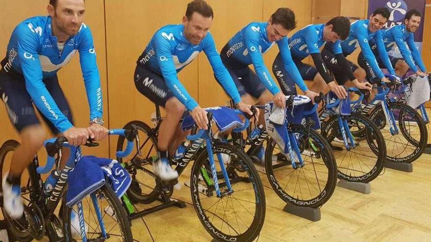 Rosón -tercero por la derecha- calentando con el Movistar antes de la crono por equipos.