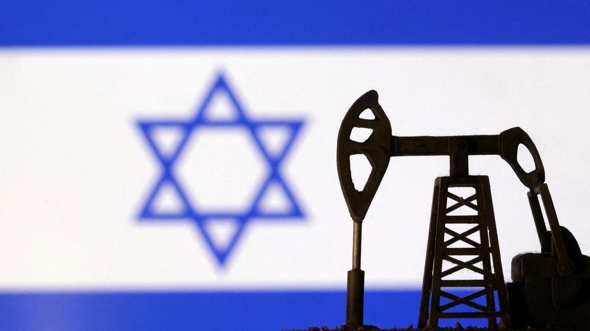 Ilustración que muestra un pozo de petróleo delante de una bandera de Israel.