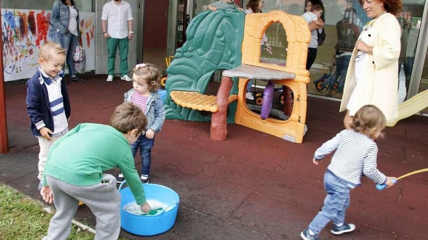 Un grupo de niños juega en el patio del centro. // Bernabé/Cris M.V.