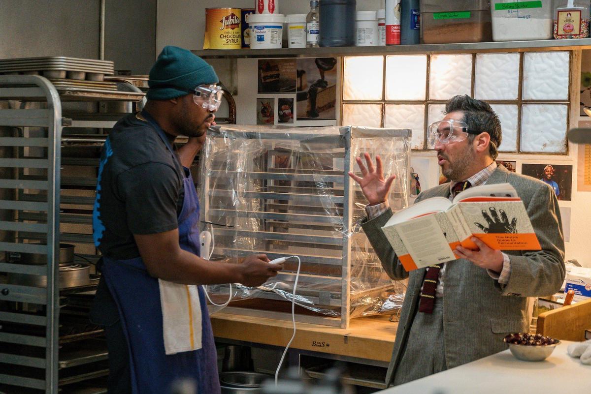 Chester (Carmen Christopher) le lee a Marcus Marcus (Lionel Boyce) un manual sobre cocina nórdica en la primera temporada de 'The Bear'.