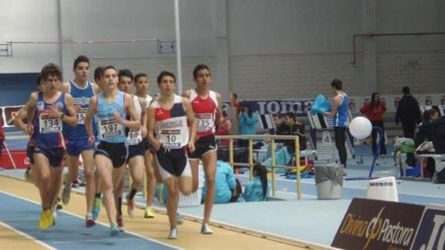 Otero, tercero por la izquierda, durante la carrera disputada en Antequera.