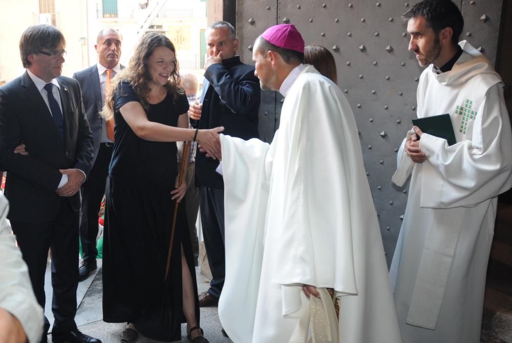 Moment salutació alcaldessa (CUP) al bisbe de Solsona.