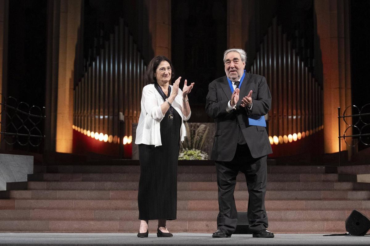 El arquitecto Eduardo Souto de Moura recibe de Regina Gonthier, presidenta de la UIA, la Medalla de Oro de la Unión Internacional de Arquitectos (UIA) 2026 en la Sagrada Familia.