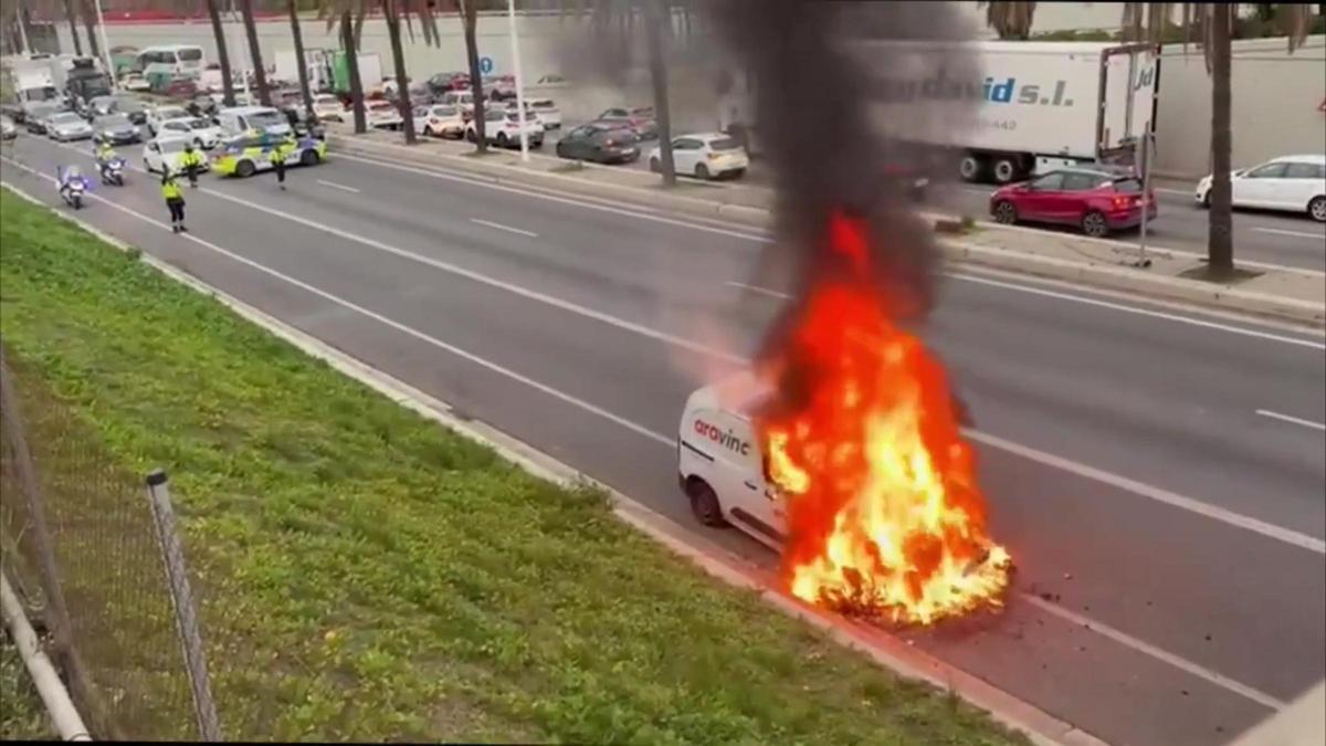 El incendio de una furgoneta en la Ronda Litoral a la altura de Diagonal Mar corta totalmente la vía en sentido Trinitat
