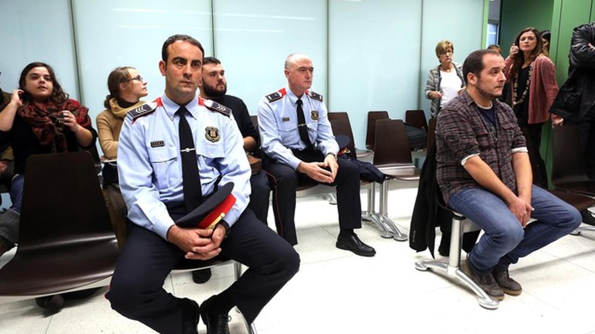 El subinspector de los Mossos Jordi Arasa y el diputado de la CUP David Fernàndez durante el juicio, en noviembre del 2013.