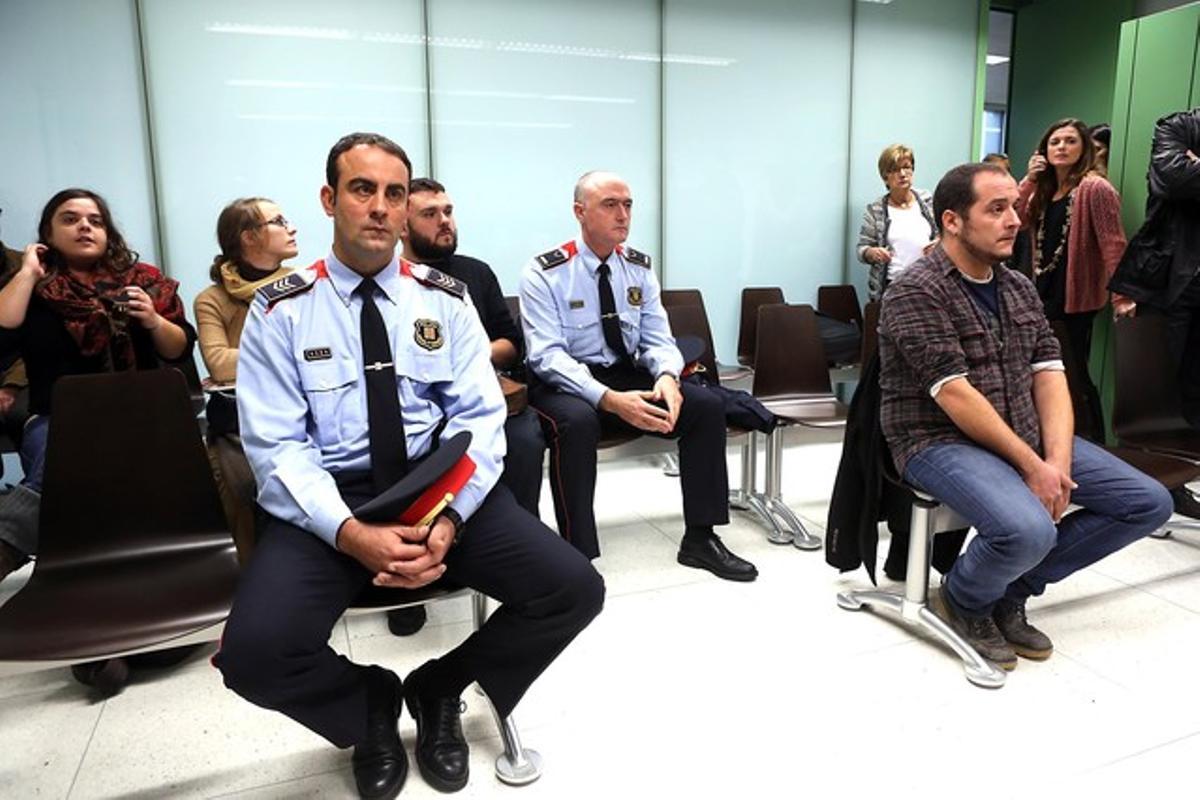 El subinspector dels Mossos Jordi Arasa i el diputat de la CUP David Fernàndez durant el judici, en novembre del 2013.
