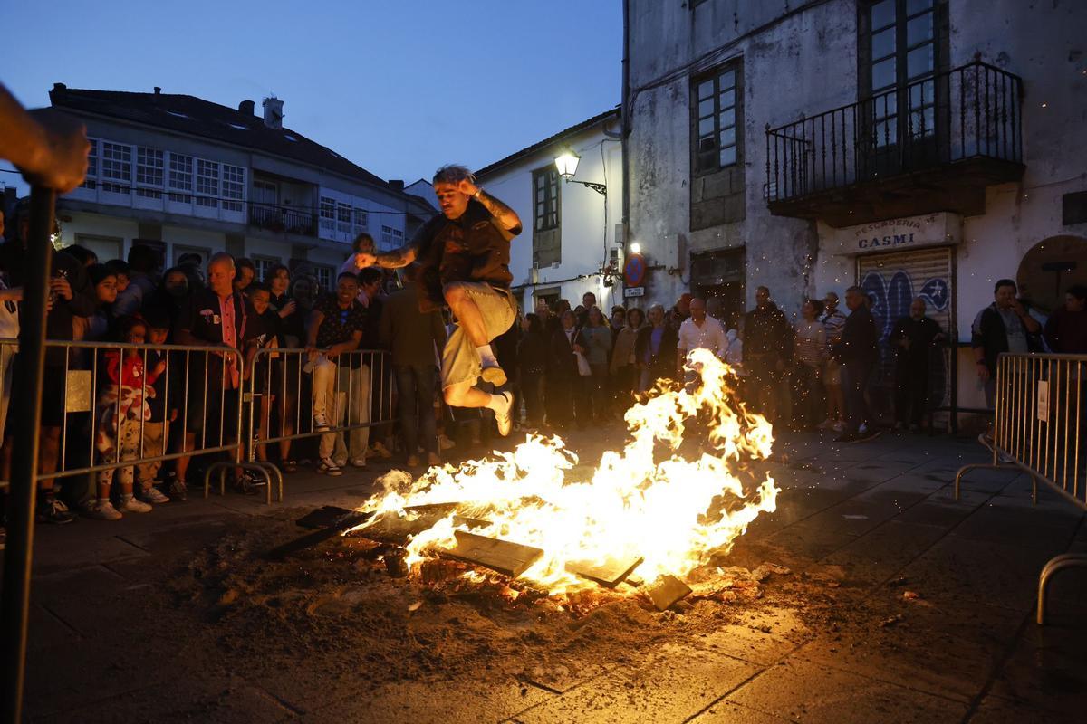 San Xoán en Compostela: fiesta en la Praza de Mazarelos y cacharelas en los barrios