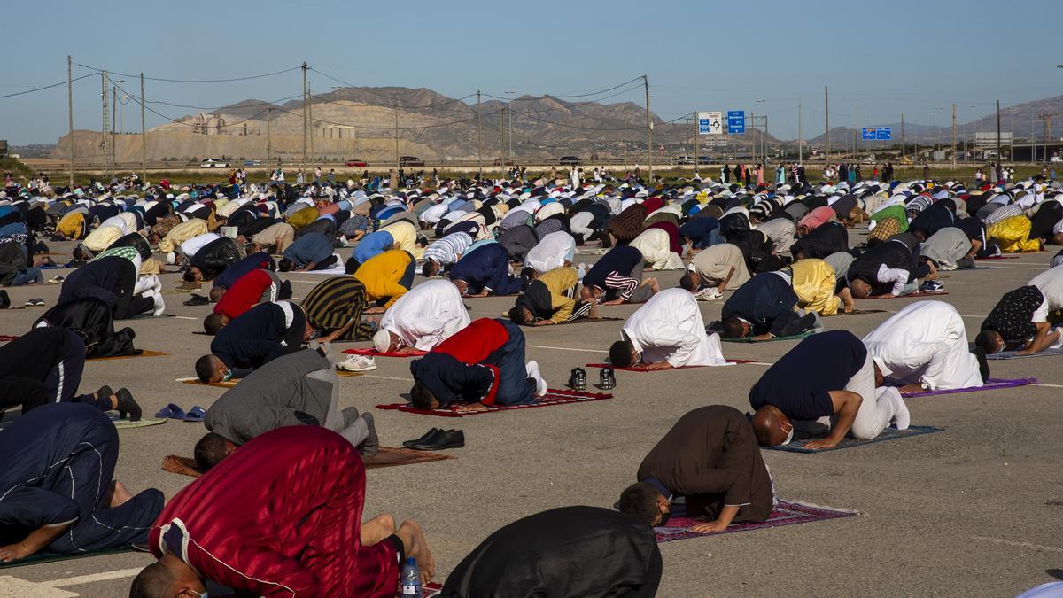 La comunidad islámica de Alicante cierra el Ramadán con un rezo al aire  libre en el recinto de Rabasa - Información