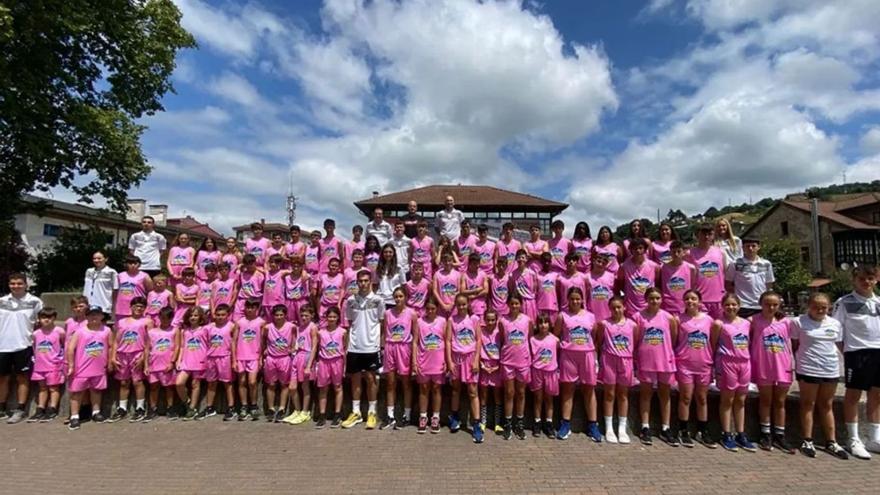 Casi un centenar de jóvenes en el campus de baloncesto lavianés