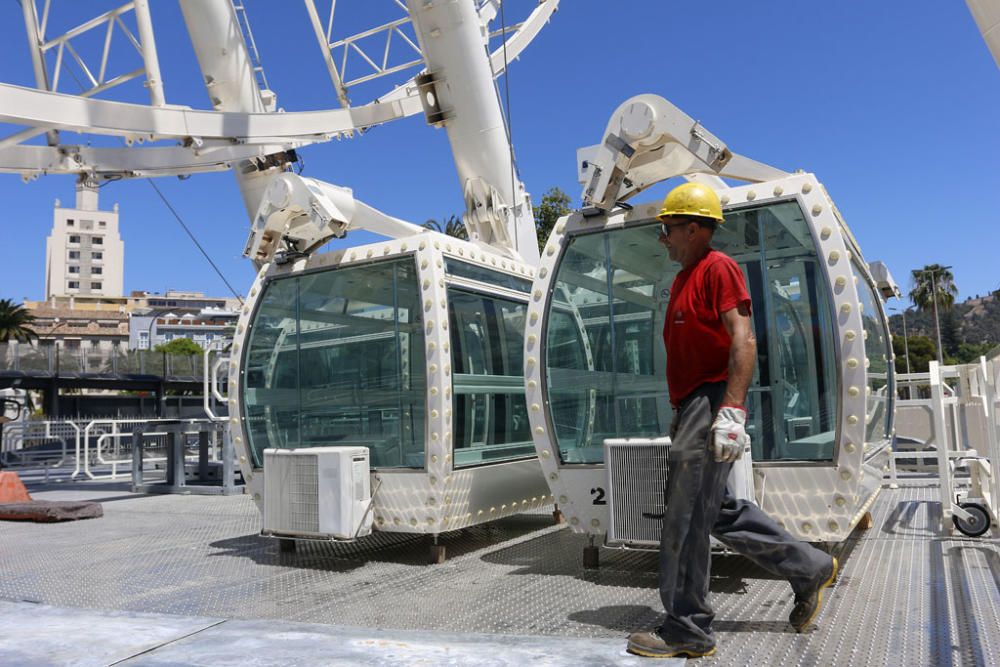 Uno de los 'iconos' modernos del Centro de Málaga, la noria del puerto, ha comenzado a ser desmontado, concretamente por sus cabinas