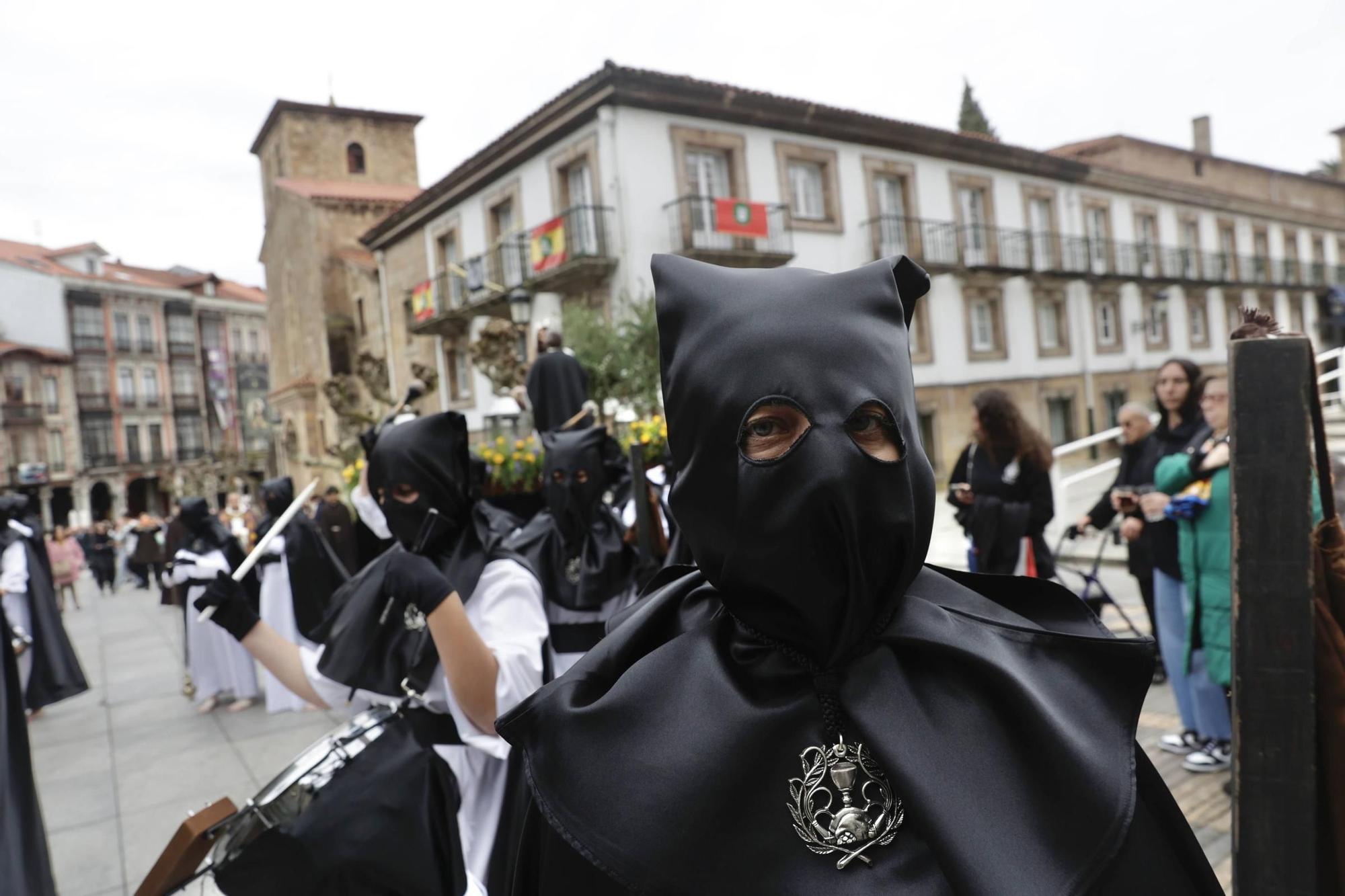 EN IMÁGENES: laprocesión del Beso de Judas en Avilés