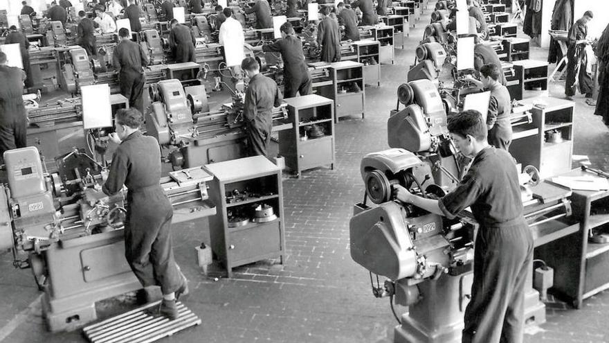 Alumnos en la nave de tornos de la Universidad Laboral a finales de los años cincuenta.