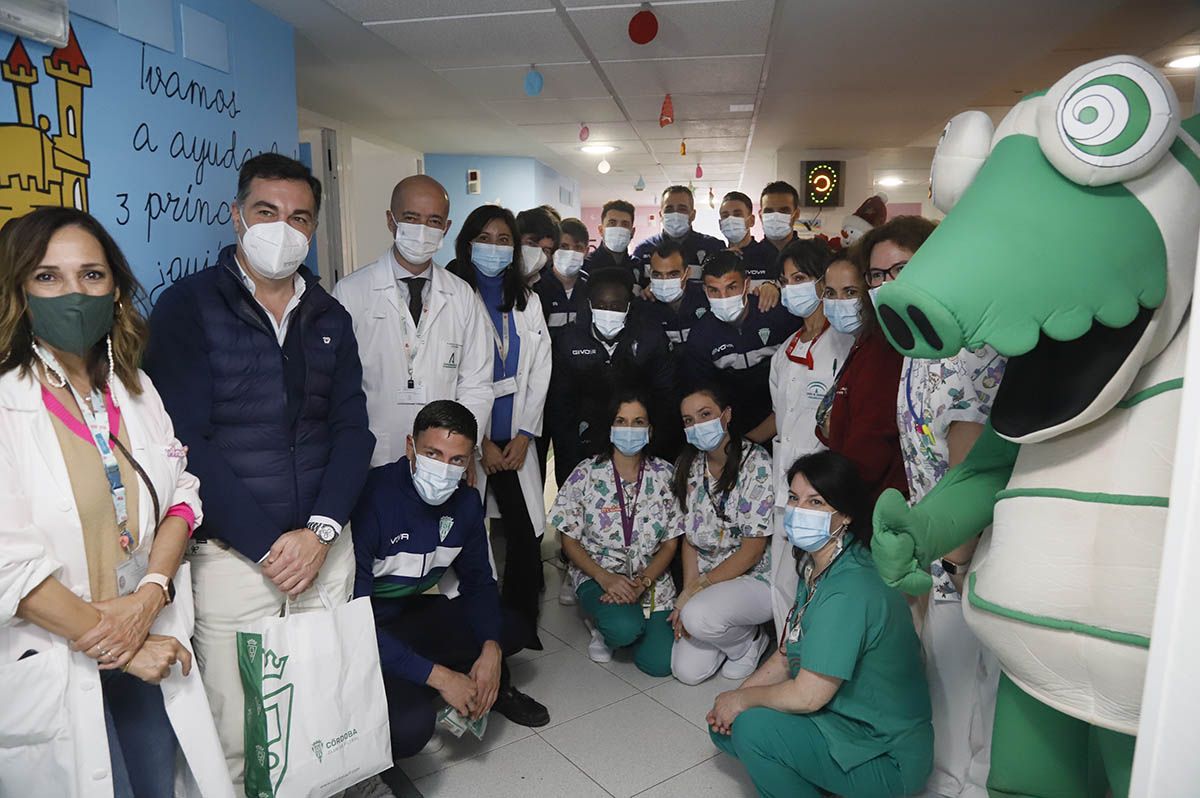 La visita del Córdoba CF al Hospital Reina Sofía en imágenes