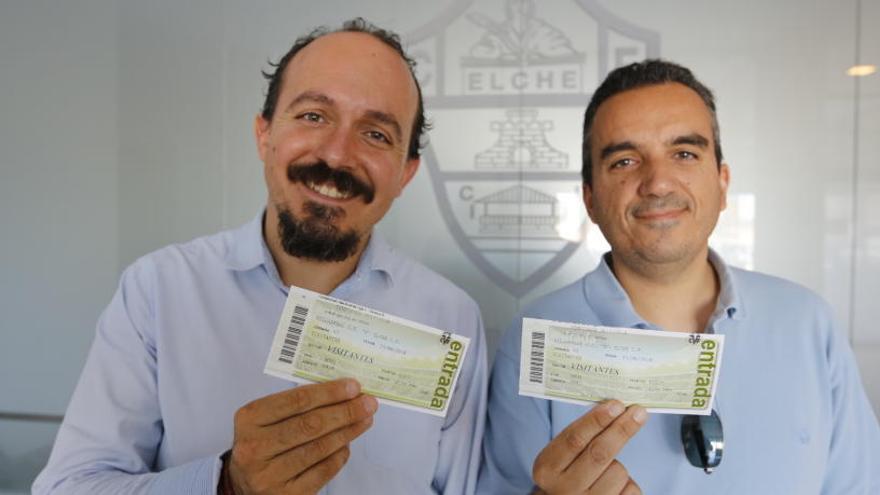 Dos aficionados con sus entradas para el partido del sábado en Villarreal