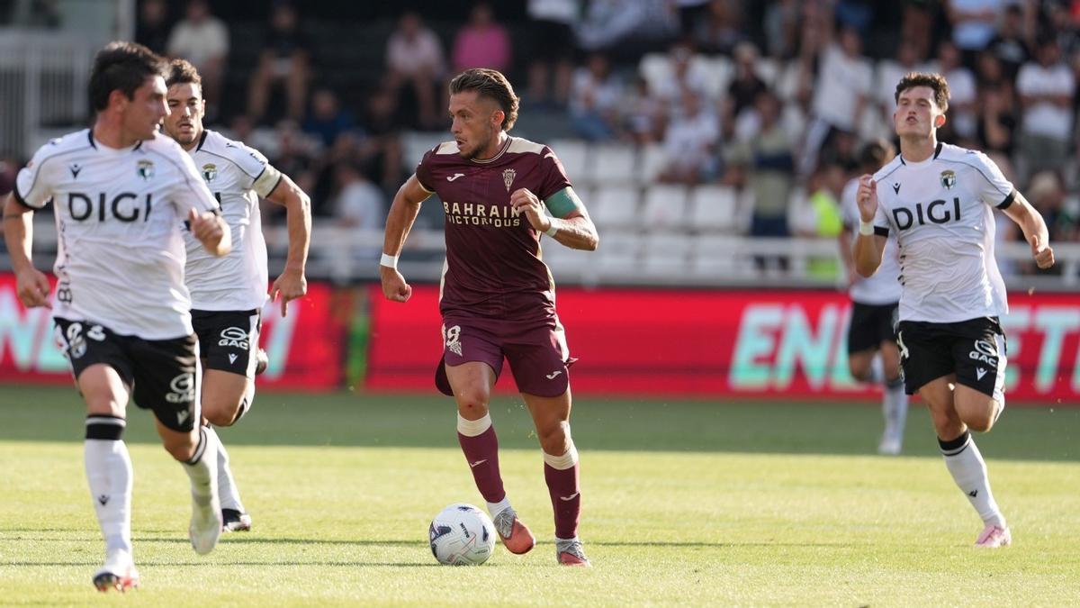 Isma Ruiz controla el balón en el partido Burgos CF-Córdoba CF.