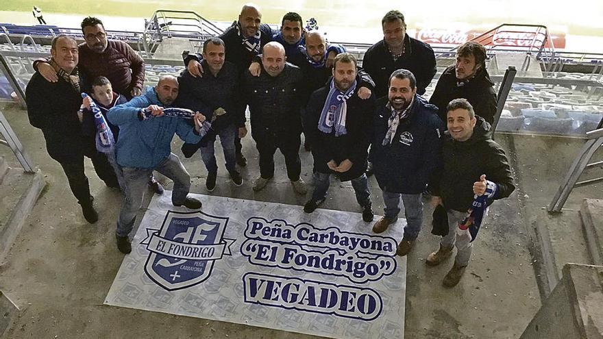 Los miembros de la peña que asistieron al partido del Oviedo ante el Lugo.