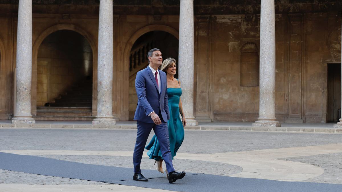 El presidente del Gobierno, Pedro Sánchez, junto a su mujer, Begoña Gómez.