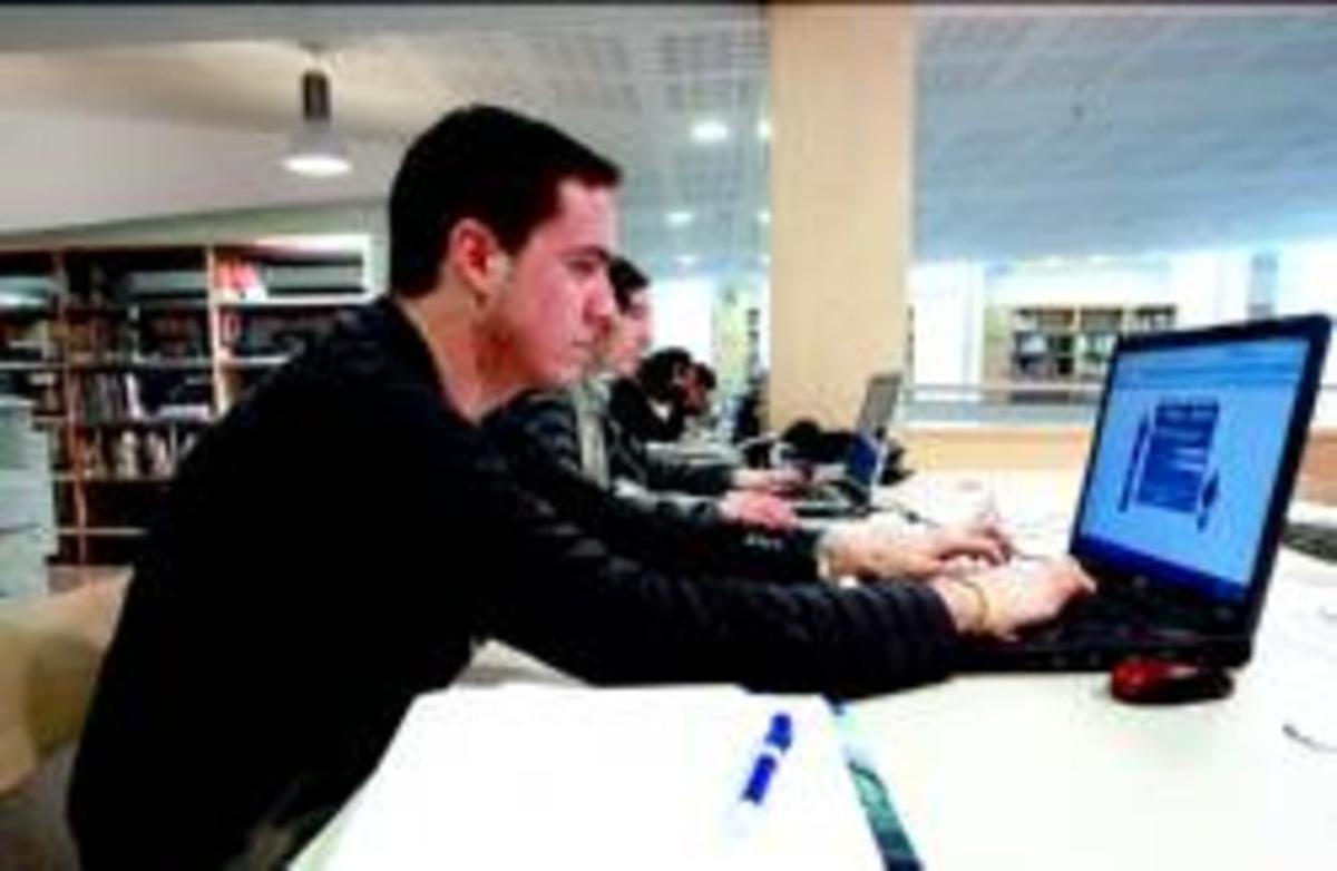 Diversos estudiants usen la xarxa wi-fi de la biblioteca Jaume Fuster, a Gràcia, el maig del 2007. Diversos estudiants usen la xarxa wi-fi de la biblioteca Jaume Fuster, a Gràcia, el maig del 2007.