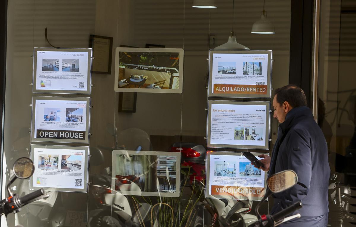 Anuncios de viviendas en venta en una inmobiliaria de Alicante.