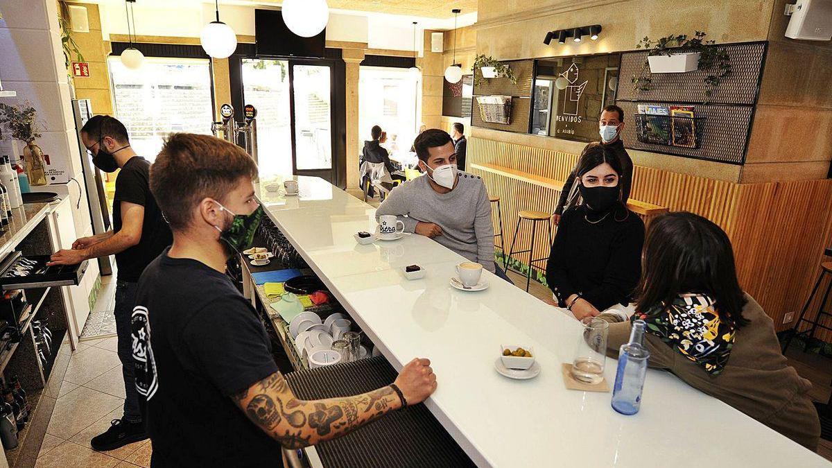 Los clientes volvieron ayer a las barras de los bares de Lalín (en la imagen) y Silleda.