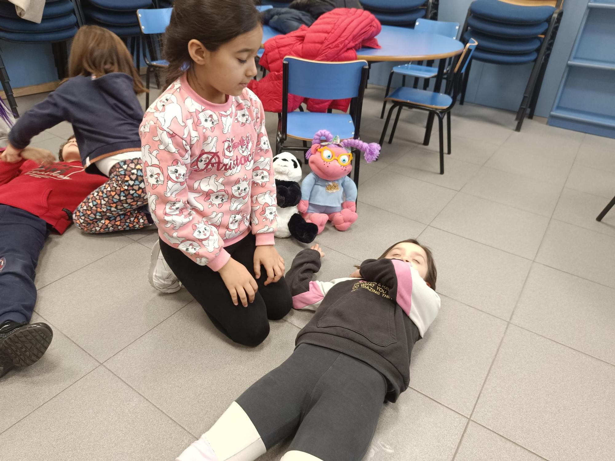 Los niños del José de Calasanz, en Llanera, aprenden a salvar vidas