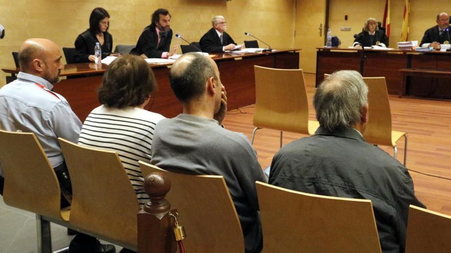 D&#039;esquenes, la parella acusada d&#039;intentar assassinar un familiar d&#039;una ganivetada a Amer durant la primera jornada del judici a l&#039;Audiència de Girona