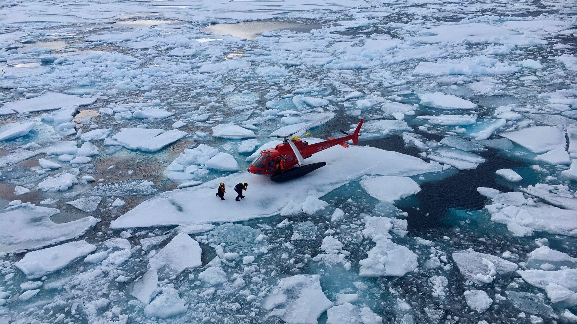 Un helicóptero posado sobre el hielo en el Ártico