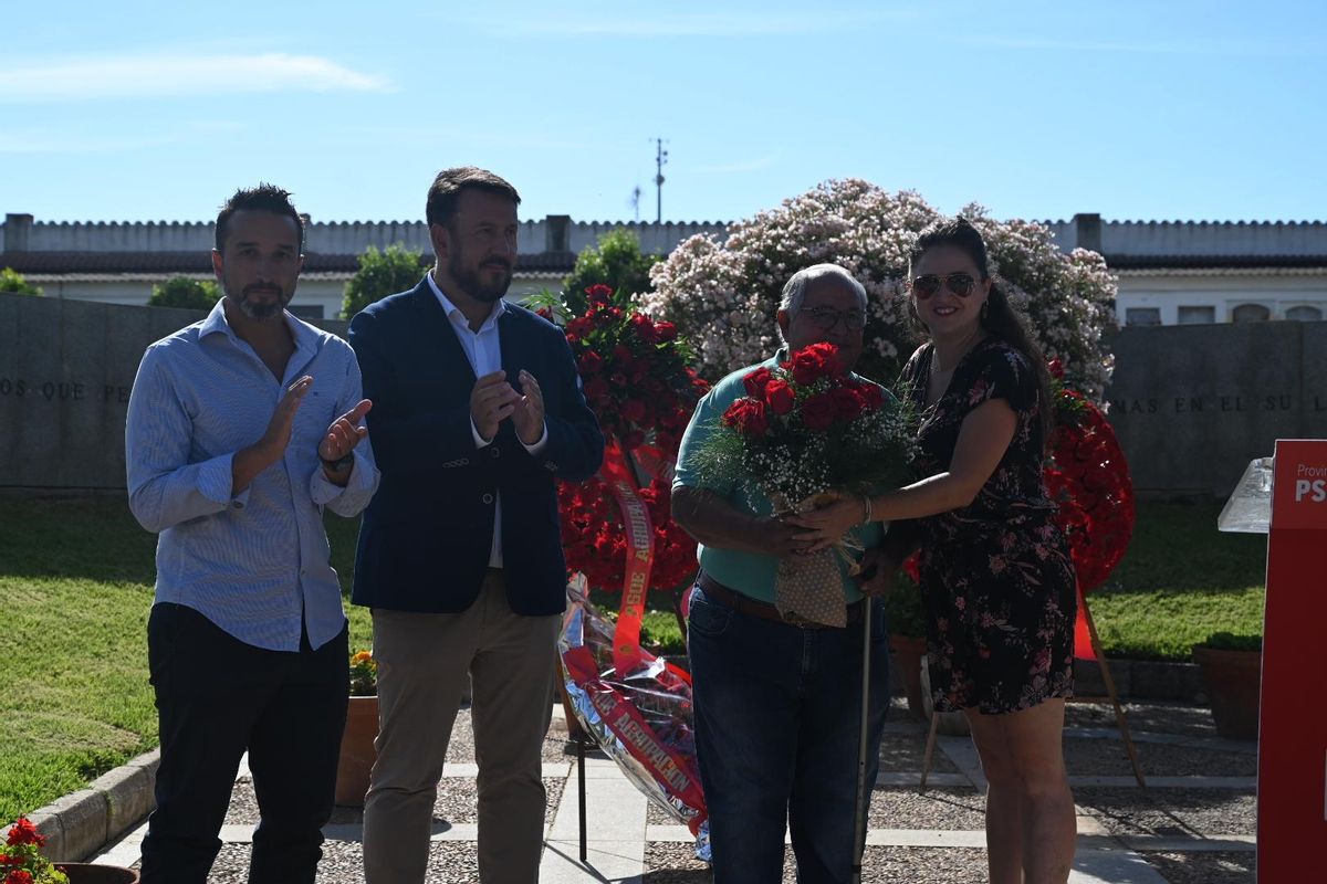 Salvador de Amo nieto recibe un ramo de flores.