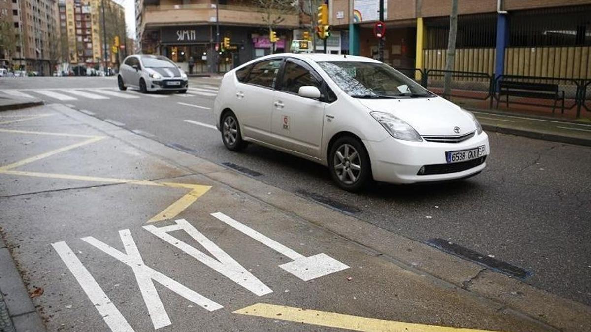 Un taxi por las calles de Zaragoza en una imagen de archivo.