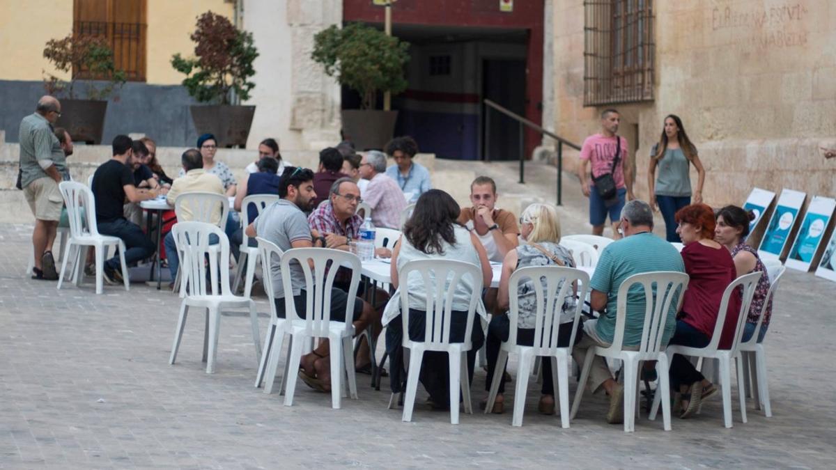 Reunión de vecinos en Xàtiva