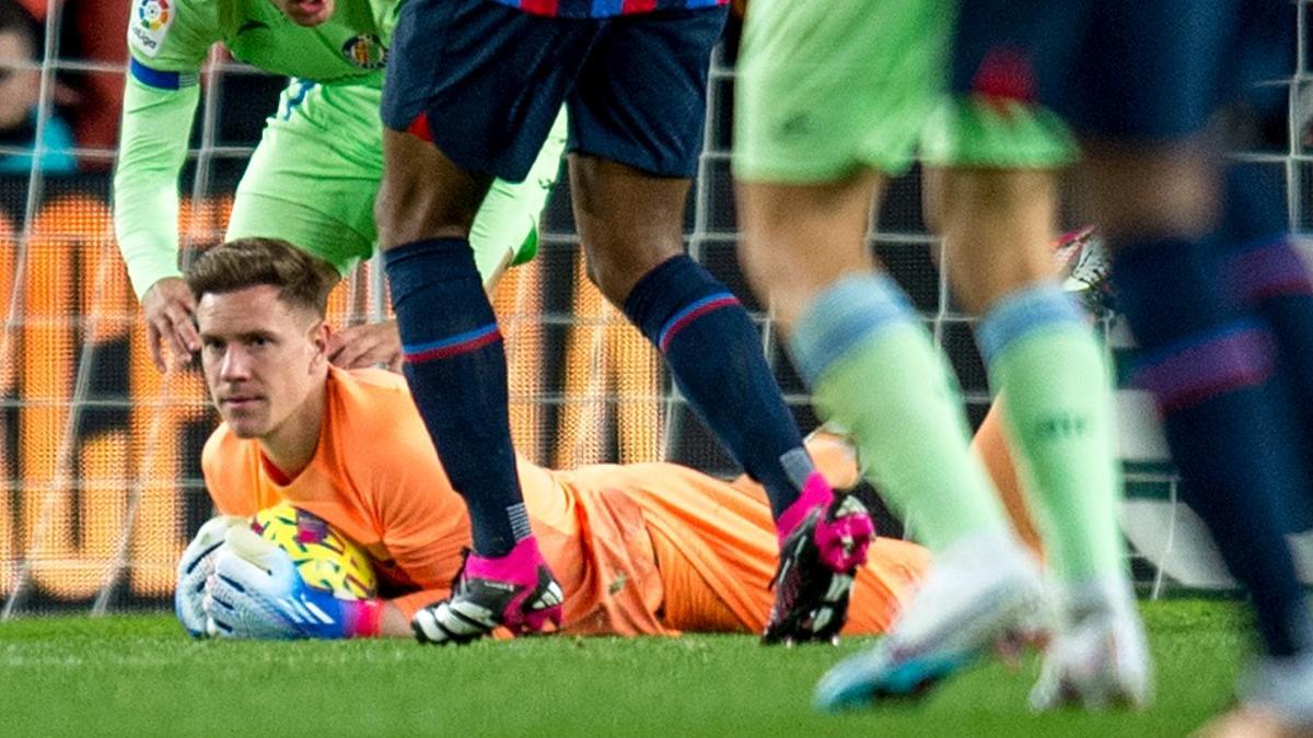 Ter Stegen atrapa un balón en el Barça-Getafe del Camp Nou.